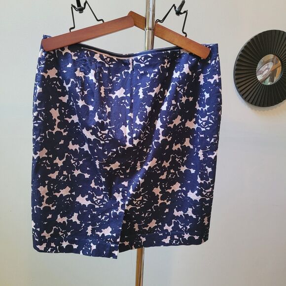 Talbots Petite Skirt Women's 16P Navy Blue Pink Floral Lined Lightweight Pencil - Picture 2 of 9